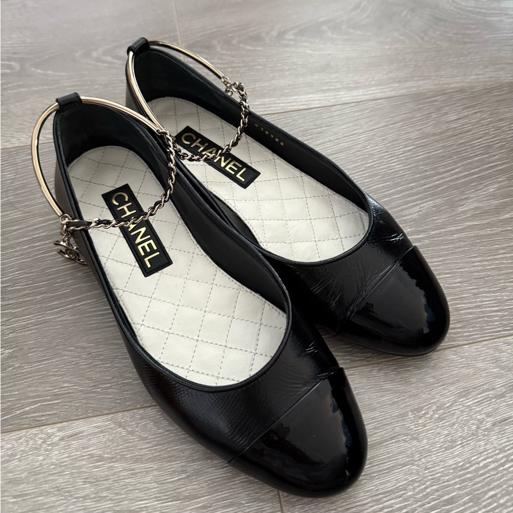 CHANEL Black Patent Leather Flats with Chain Accent